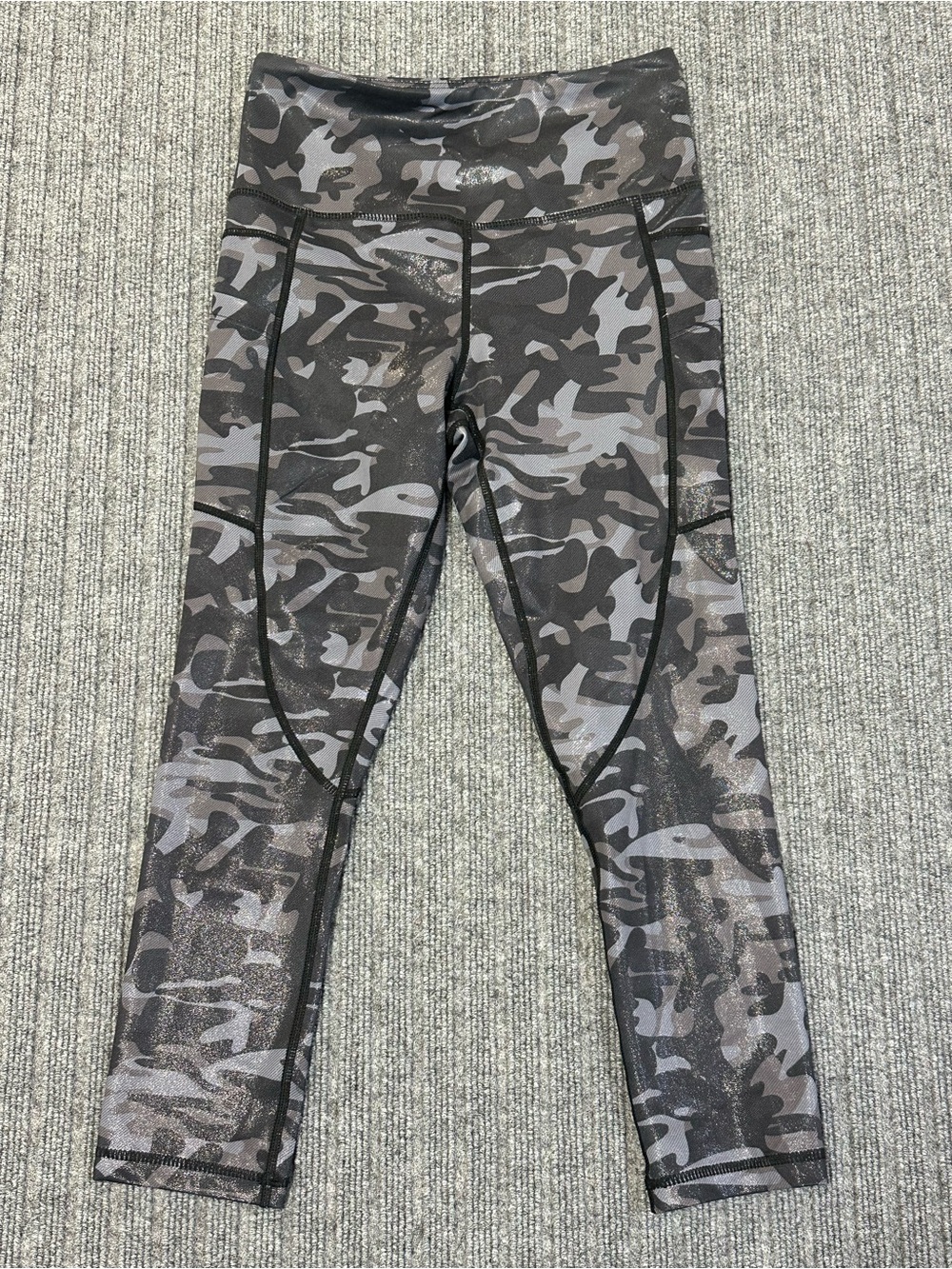 ZYIA Black Camo Metallic Pocket Light n Tight Hi-Rise Capri 20" Pockets